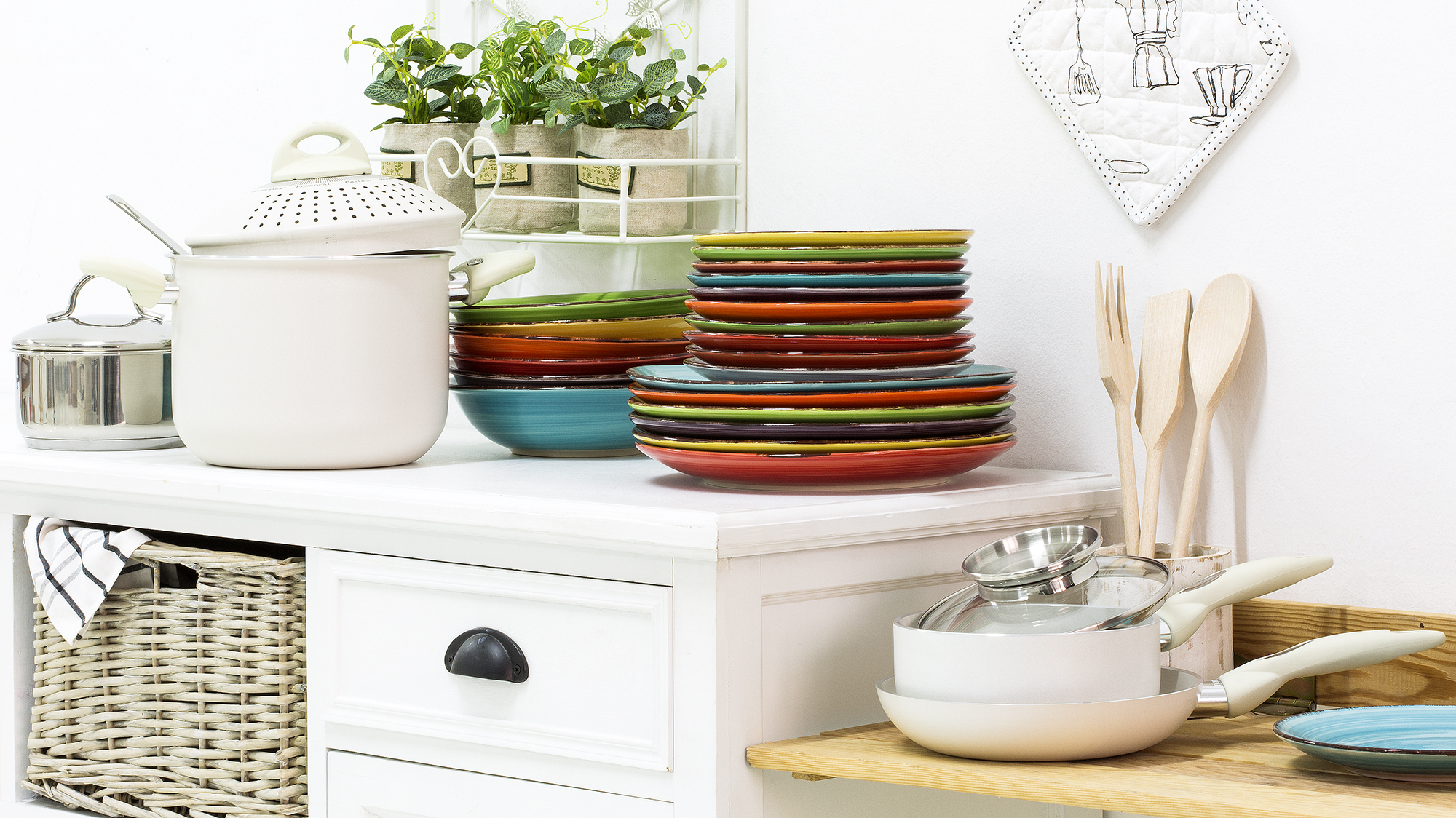 Разноцветная кухонная посуда