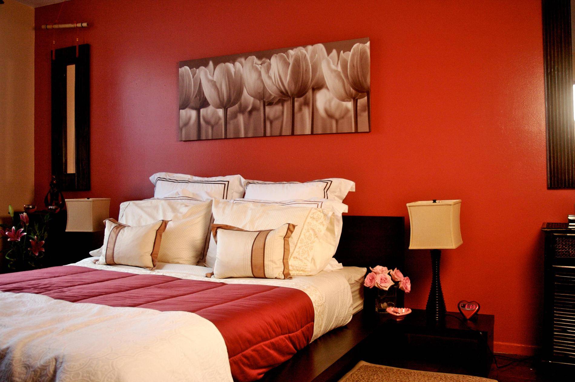 Спальня с красной стеной и акцентом на постельном белье
