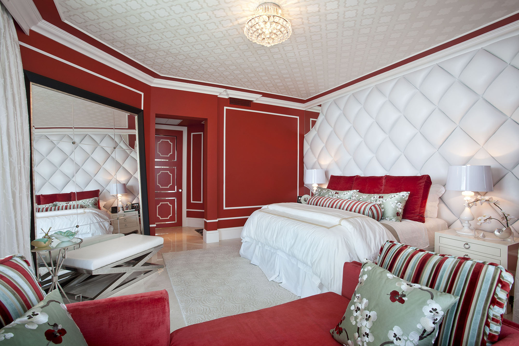 Стильная красно-белая спальня