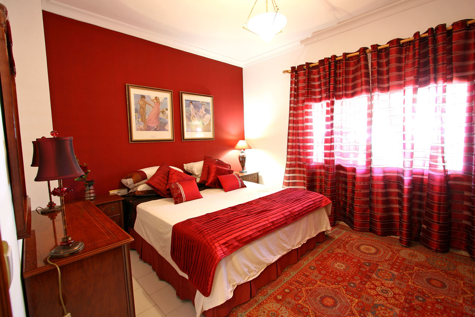 Бело-красная спальня с ковром