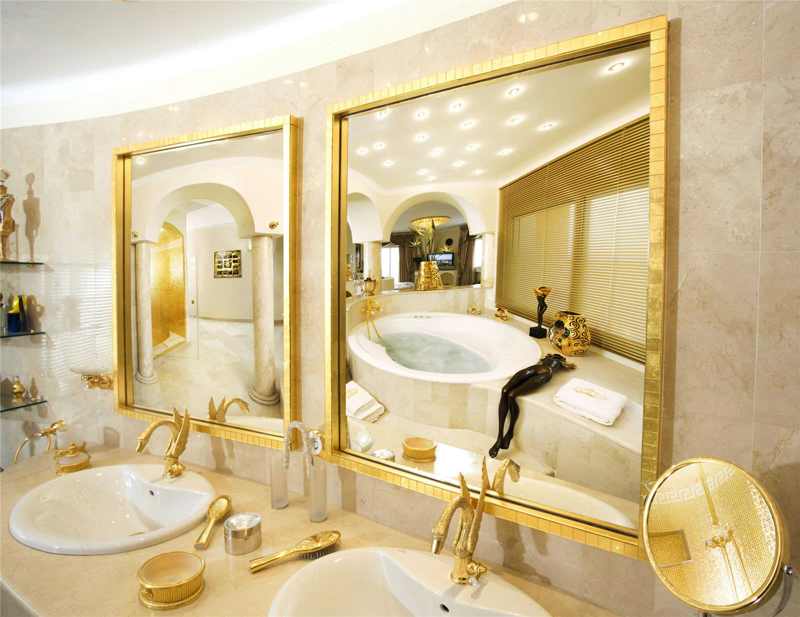 Золотистые детали интерьера ванной