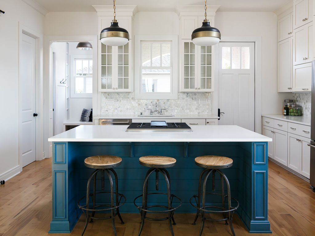 Кухня в голубых тонах деревянная