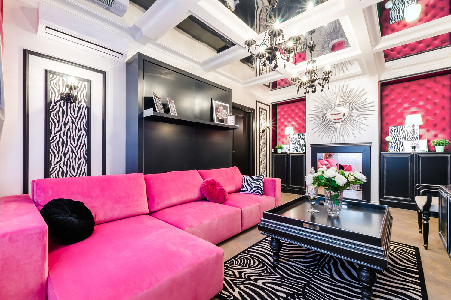 Розовый, черный, белый и бежевый цвета в интерьере гостиной