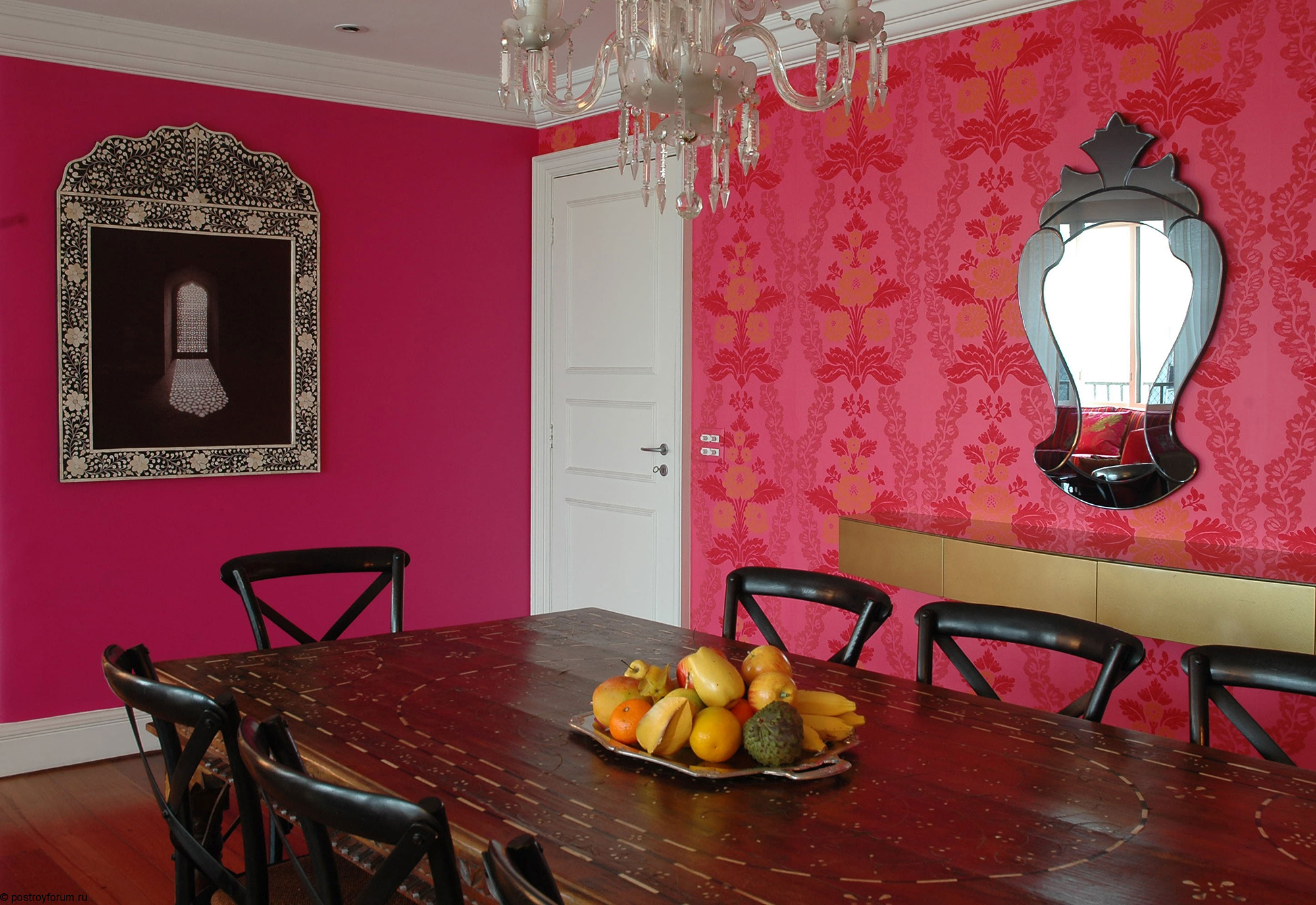 Розовые обои в гостиной-столовой