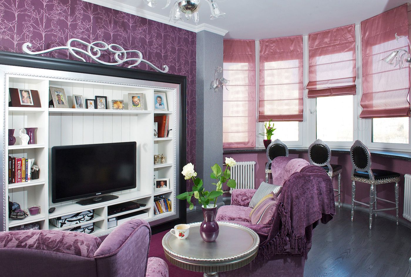 Розовые римские шторы в гостиной