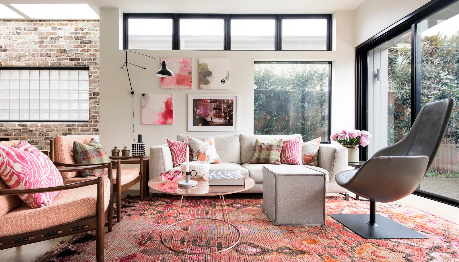 Розовые элементы в гостиной в стиле лофт