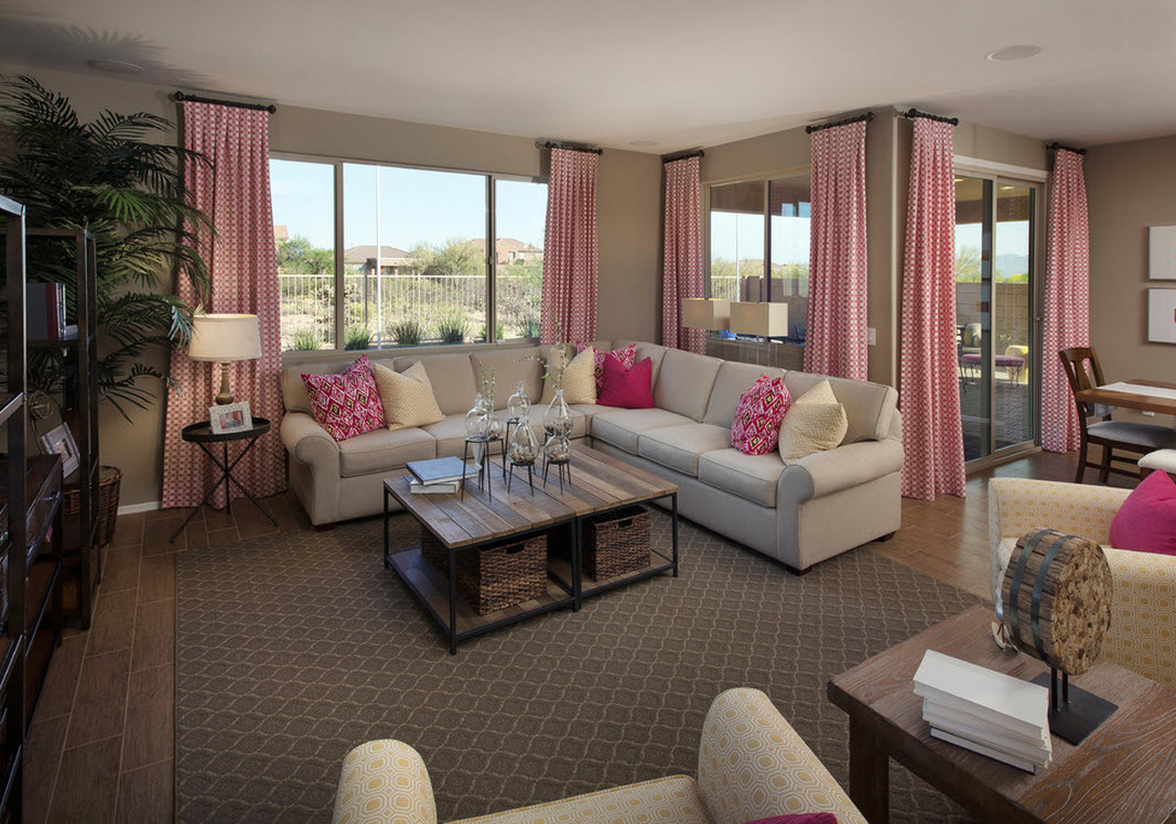 Розовые шторы и декоративные подушки в гостиной