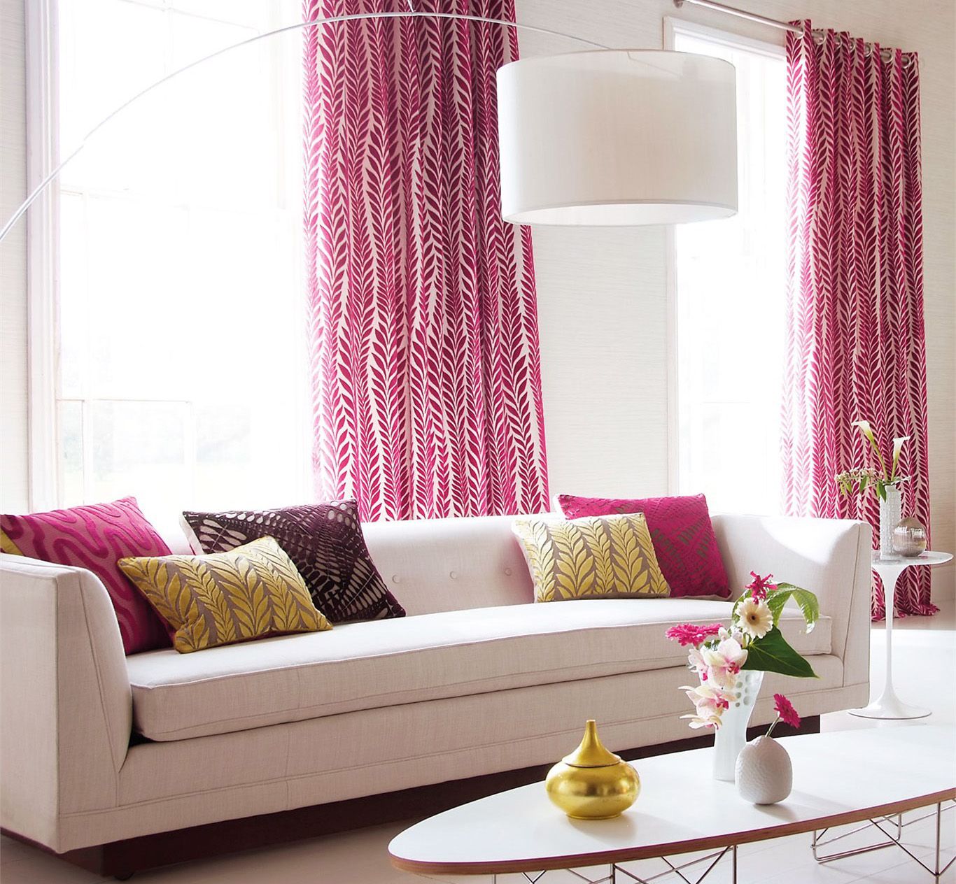 Розово-белые шторы и подушки в интерьере гостиной