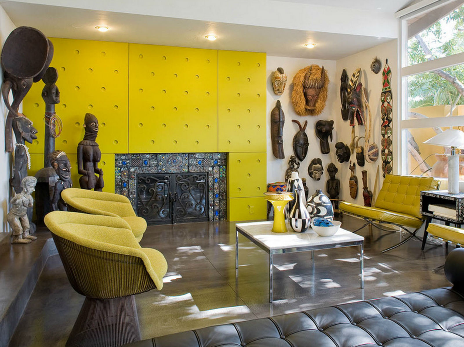 Желтая стена и кресла в гостиной