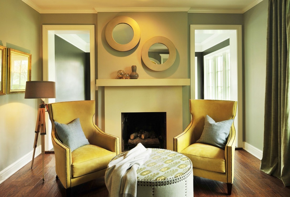 Желтые кресла в гостиной с камином
