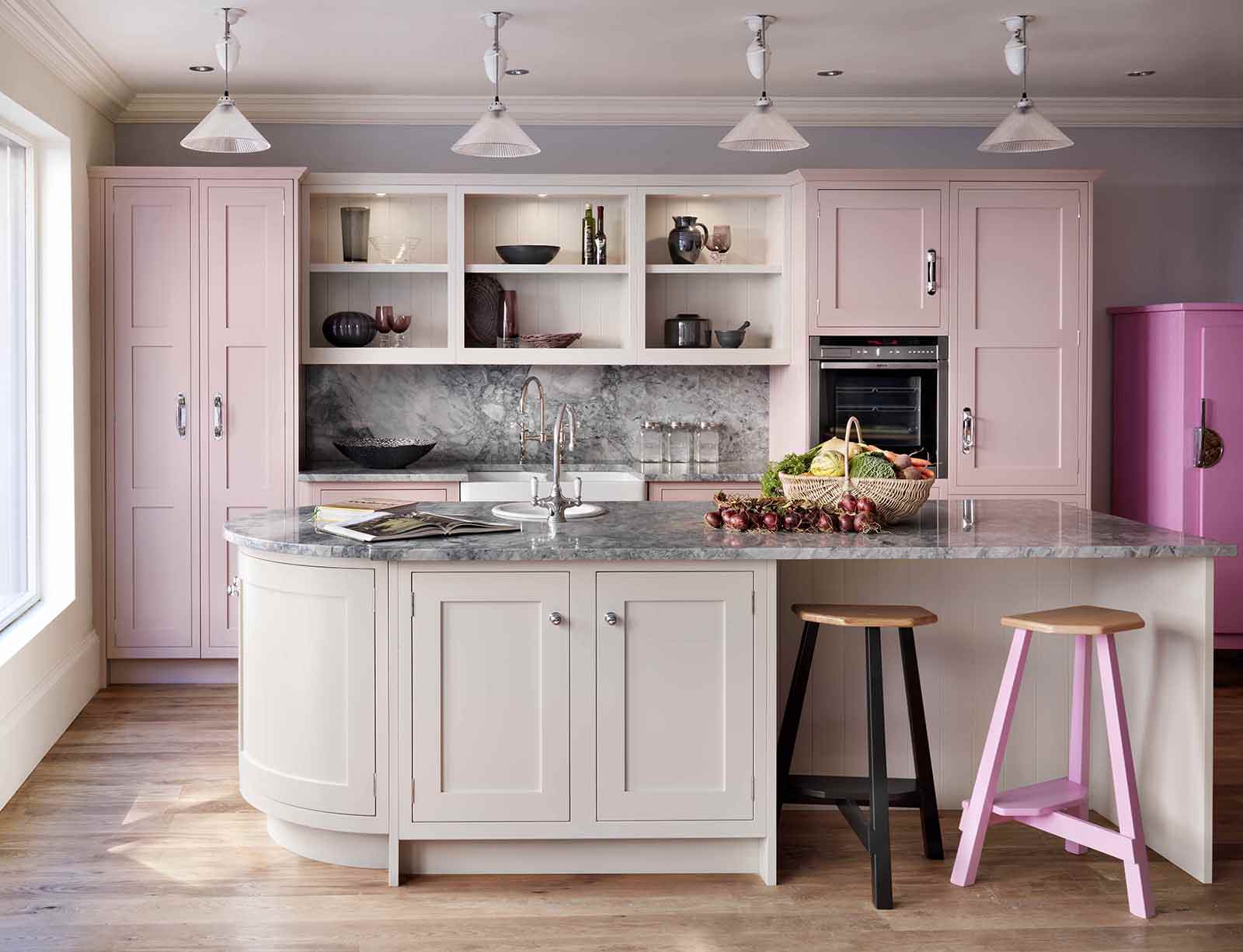 Пастельный розовый, белый, бежевый и черный цвета в интерьере кухни