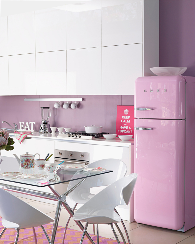 Пастельный розовый и белый цвета на кухне