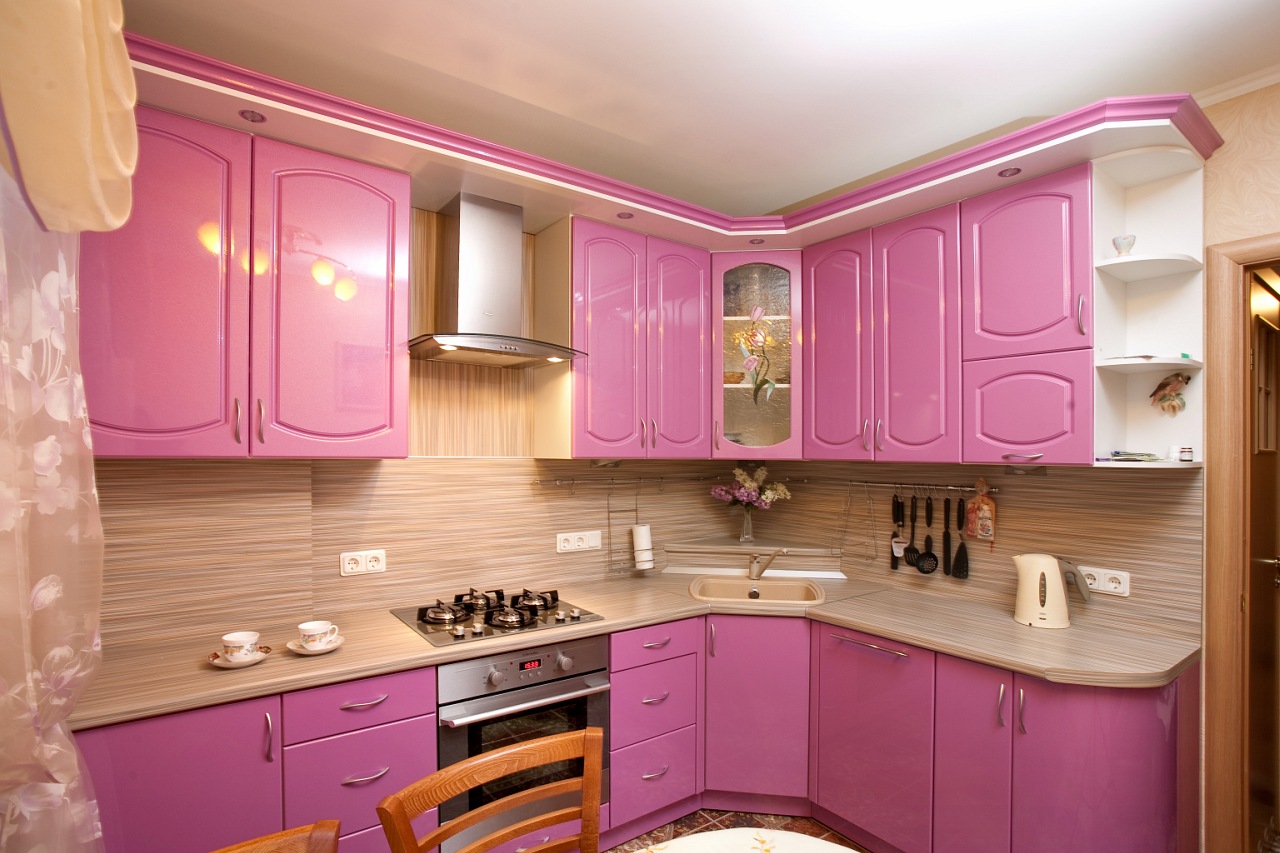 Бежево-розовая угловая кухня