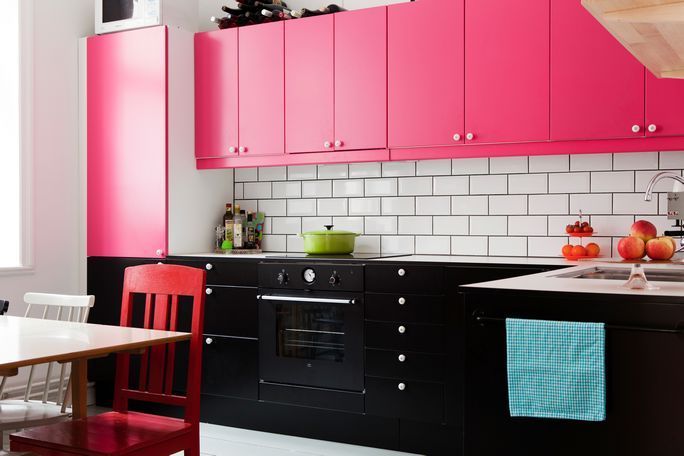 Черно-розовый кухонный гарнитур