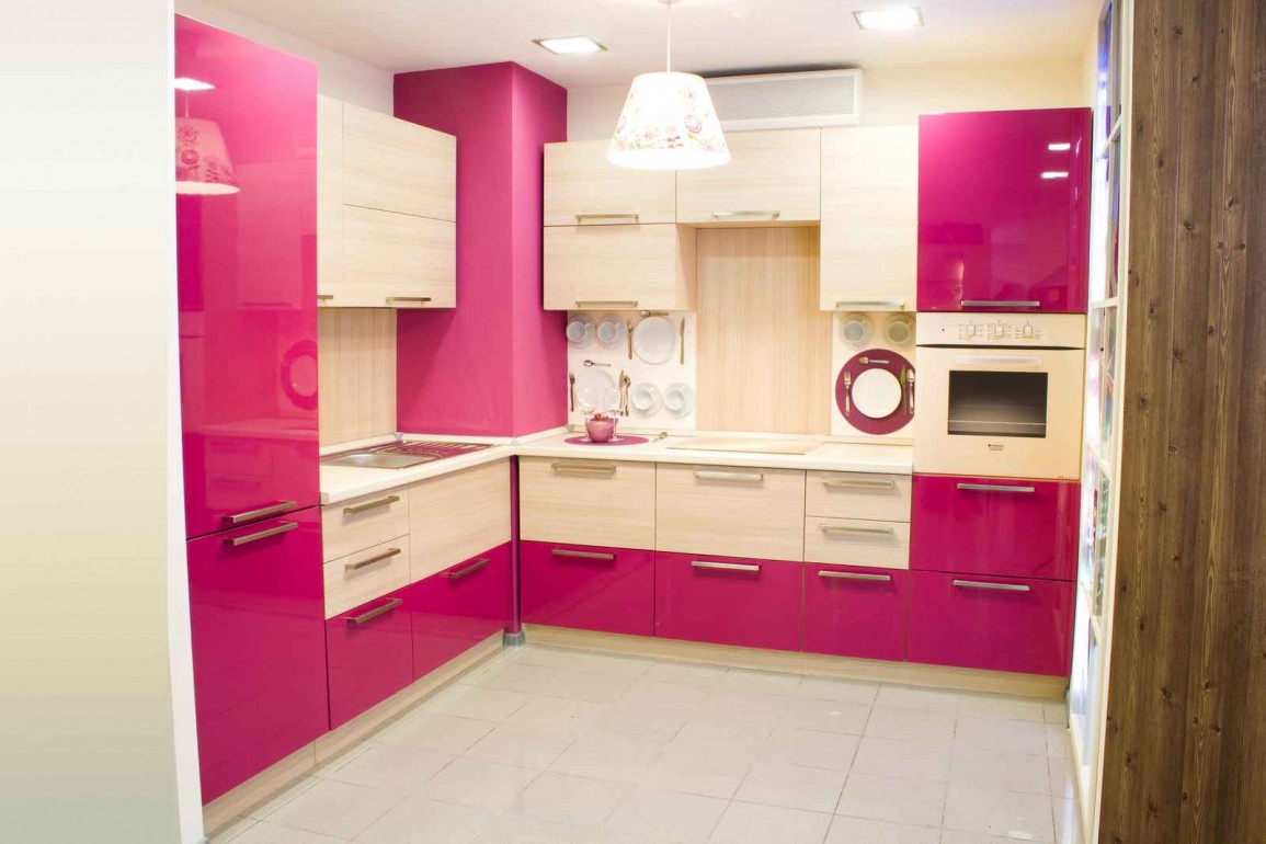 Бежево-розовый кухонный гарнитур