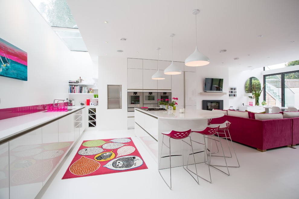 Розовые акценты в белом интерьере гостиной-кухни