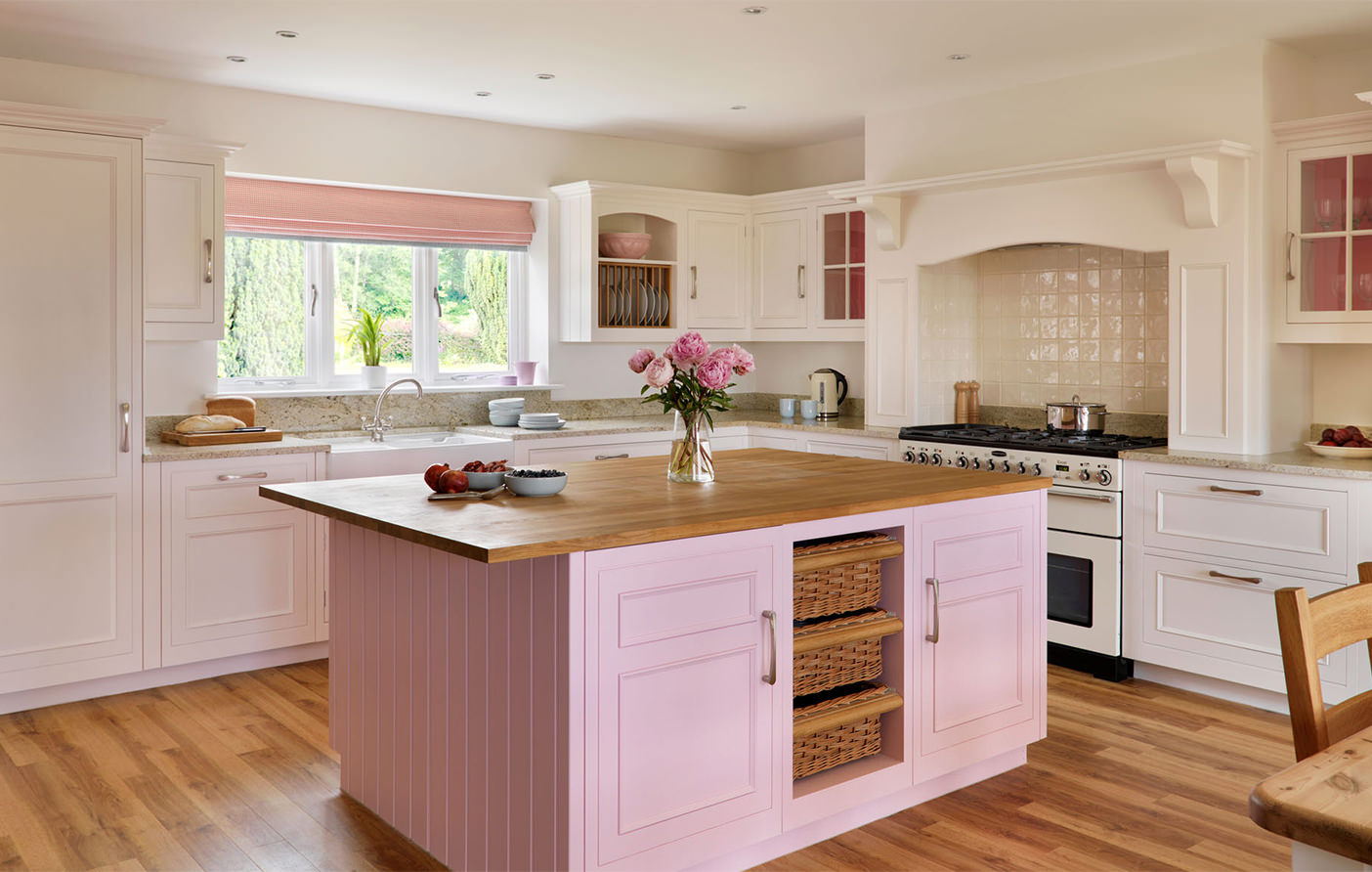 Коричнево-розовый остров в интерьере кухни