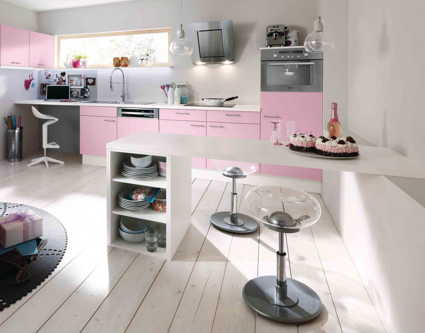 Белый, розовый и черный цвета на кухне с барной стойкой