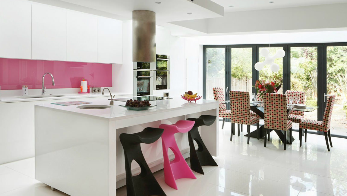 Розовый фартук и барный стул на кухне