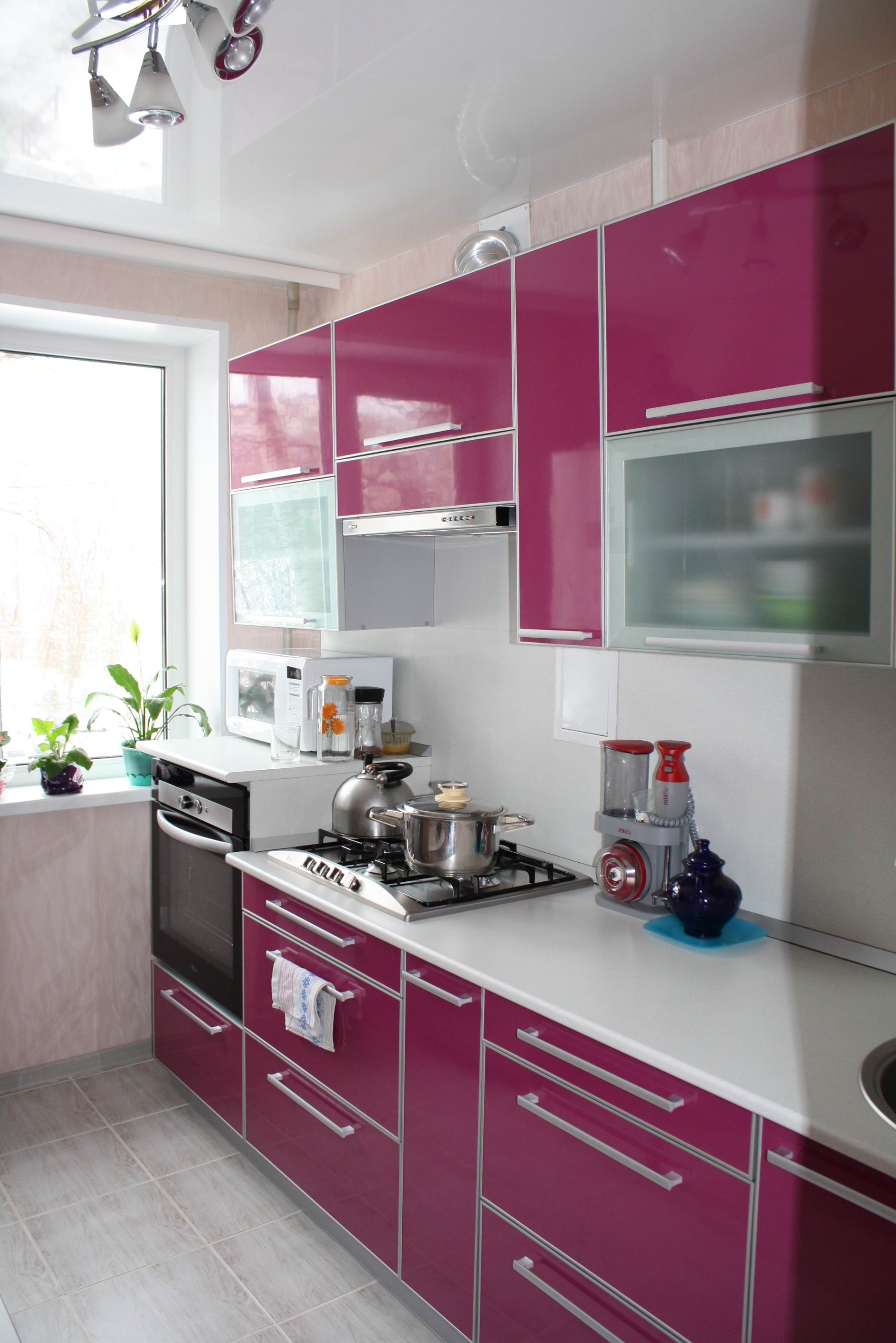 Насыщенный розовый и белый цвета в интерьере кухни