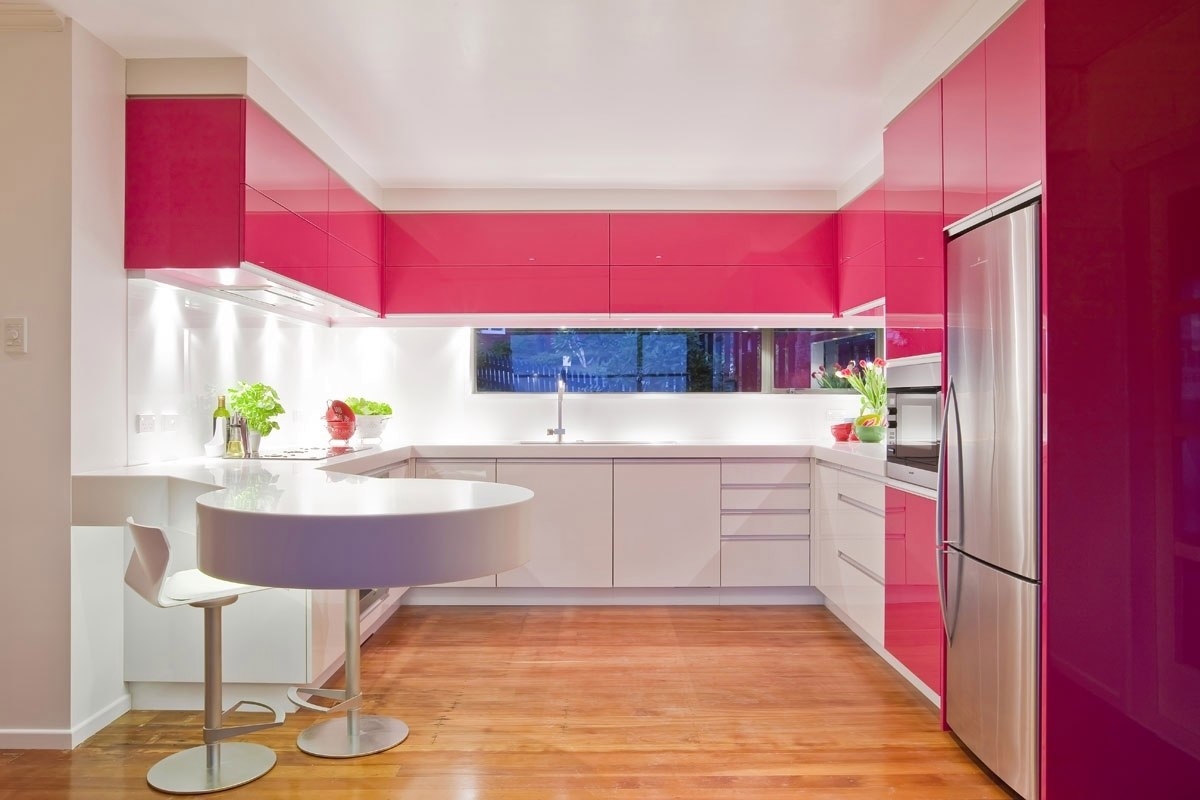 Розовый, белый и коричневый цвета в интерьере кухни