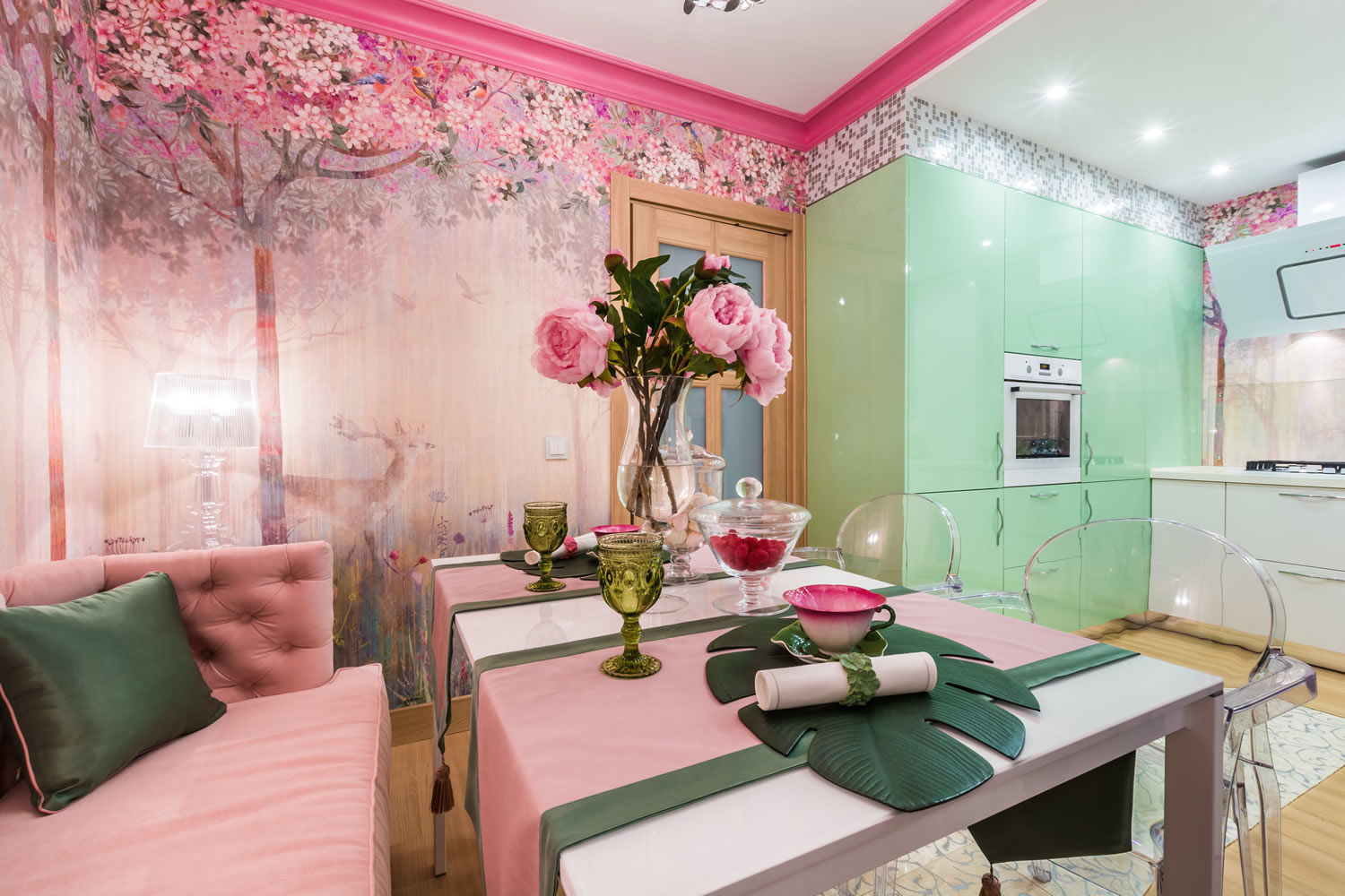 Красивая розово-зеленая кухня