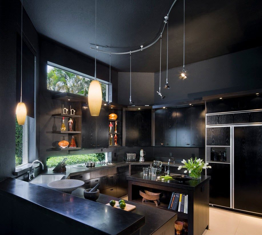 Черные стены, потолок и мебель на кухне