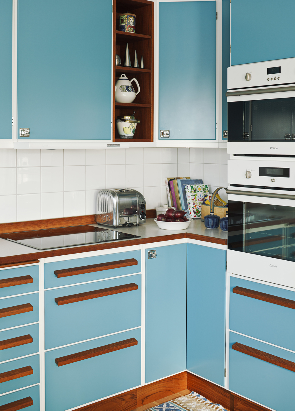 Белый, коричневый и голубой цвета в интерьере кухни