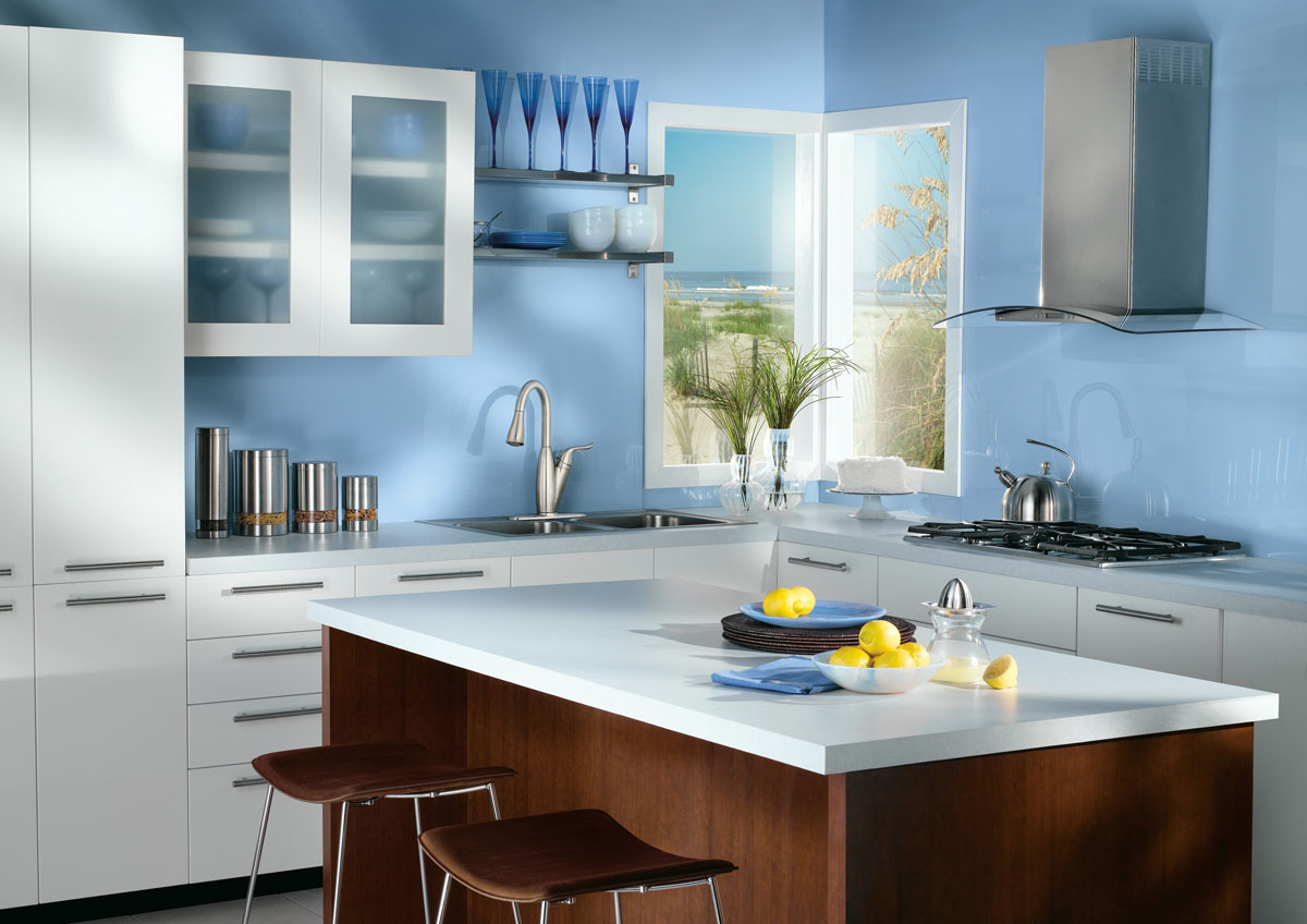 Голубой, белый и коричневый цвета в интерьере кухни