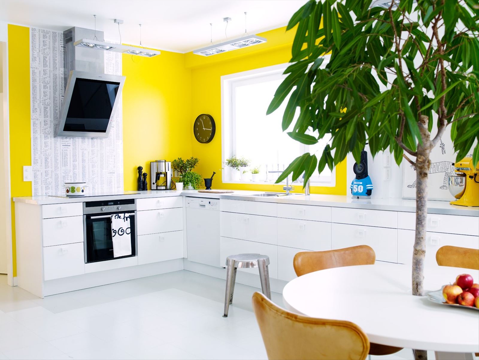 Бело-желтая кухня с живыми растениями