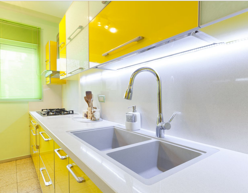Желтый глянцевый фасад кухни