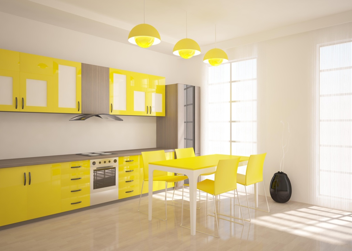 Желтые стулья, обеденный стол и кухонный гарнитур