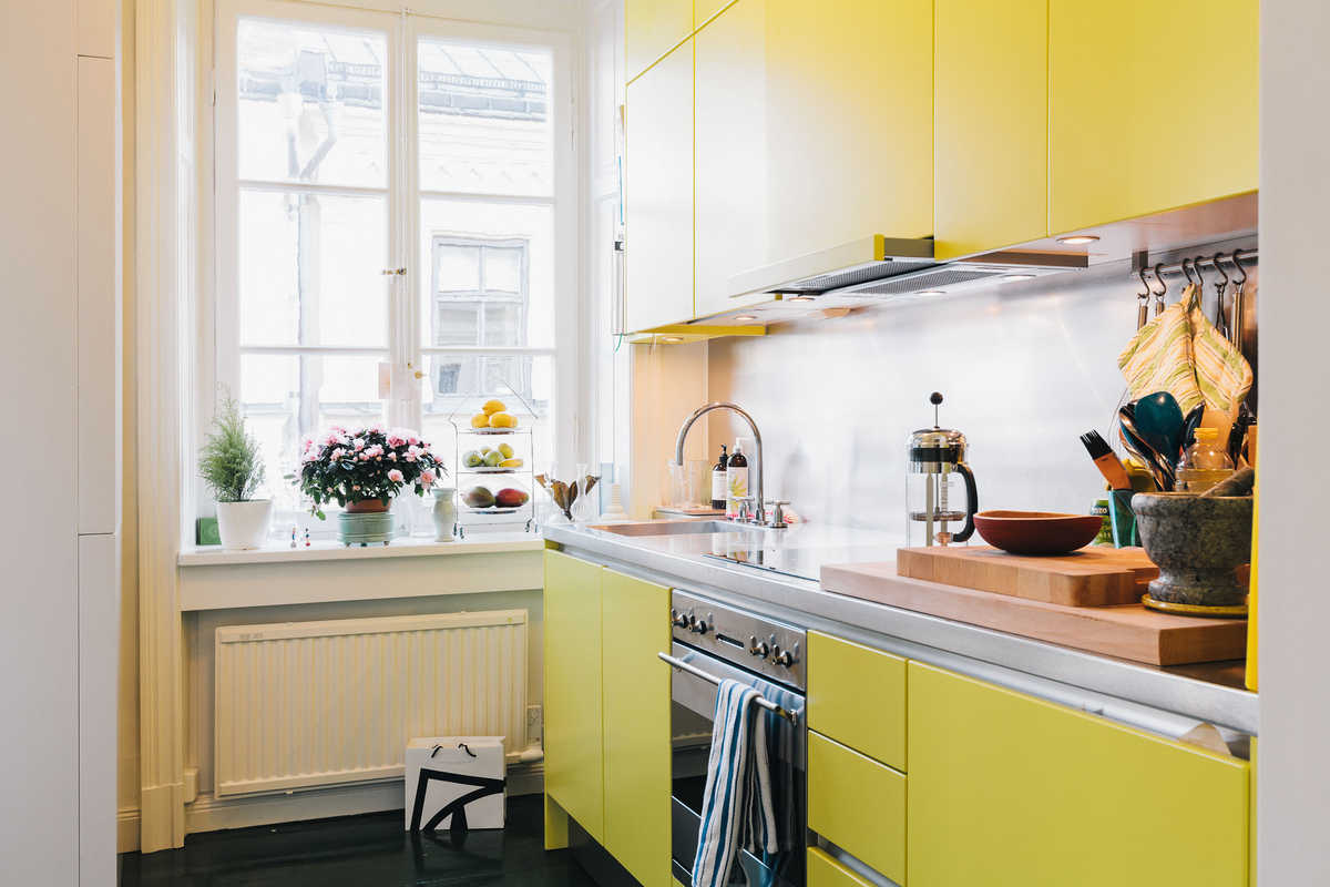 Желтый фасад кухни в скандинавском стиле