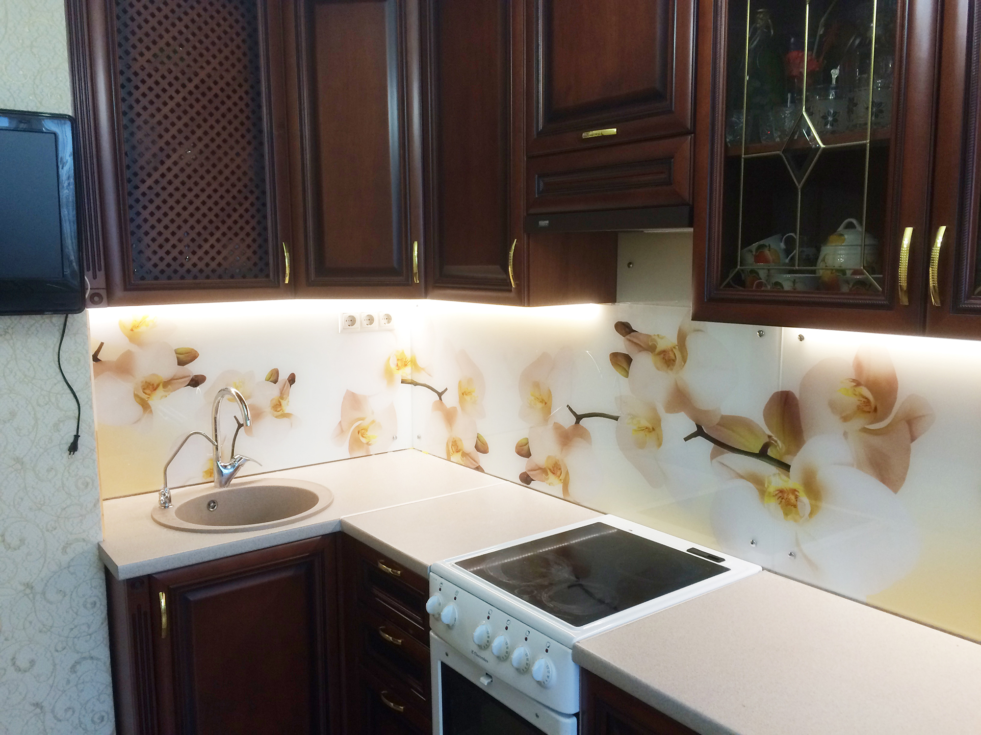Кухонный фартук с белыми орхидеями