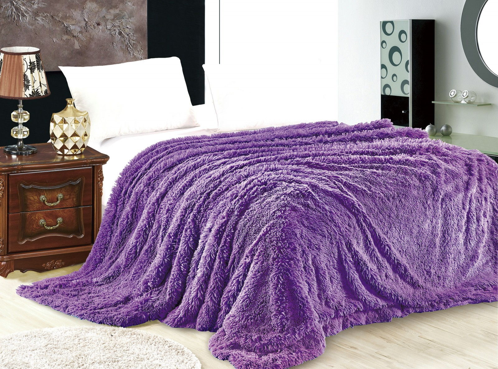 Яркое фиолетовое меховое покрывало в спальне