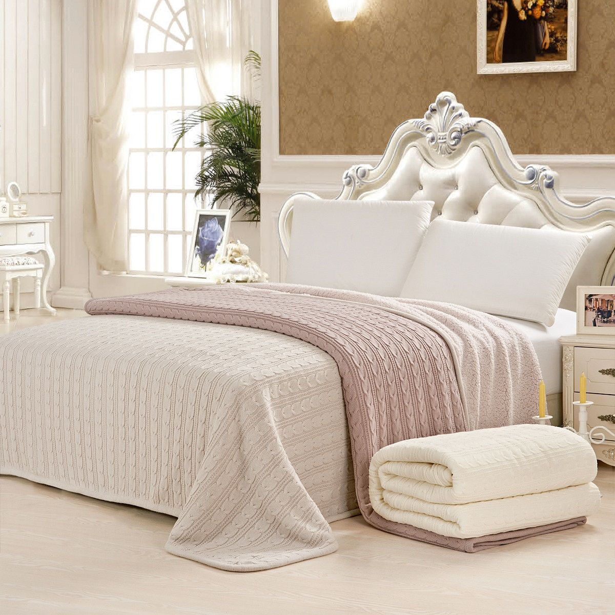 Белое и розовое вязаные покрывала в спальне