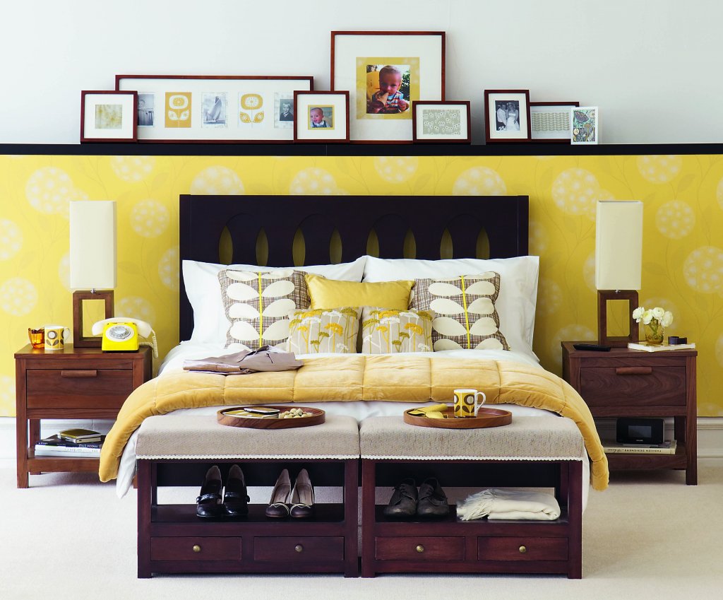 Желтая стена и постельное белье в спальне