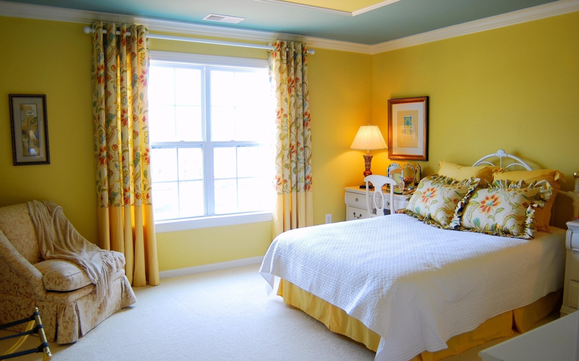 Бирюзово-желтая спальня