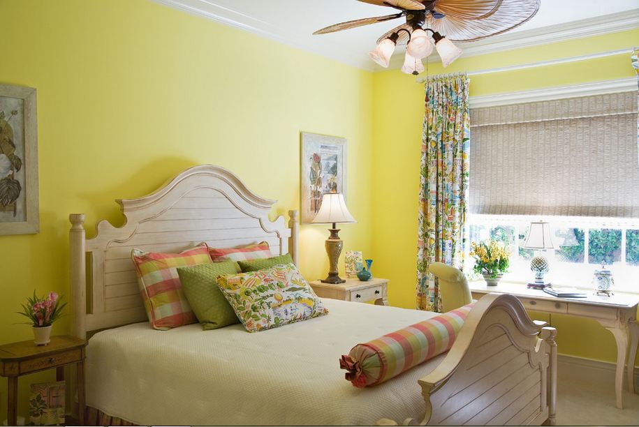 Белый потолок в спальне с желтыми стенами