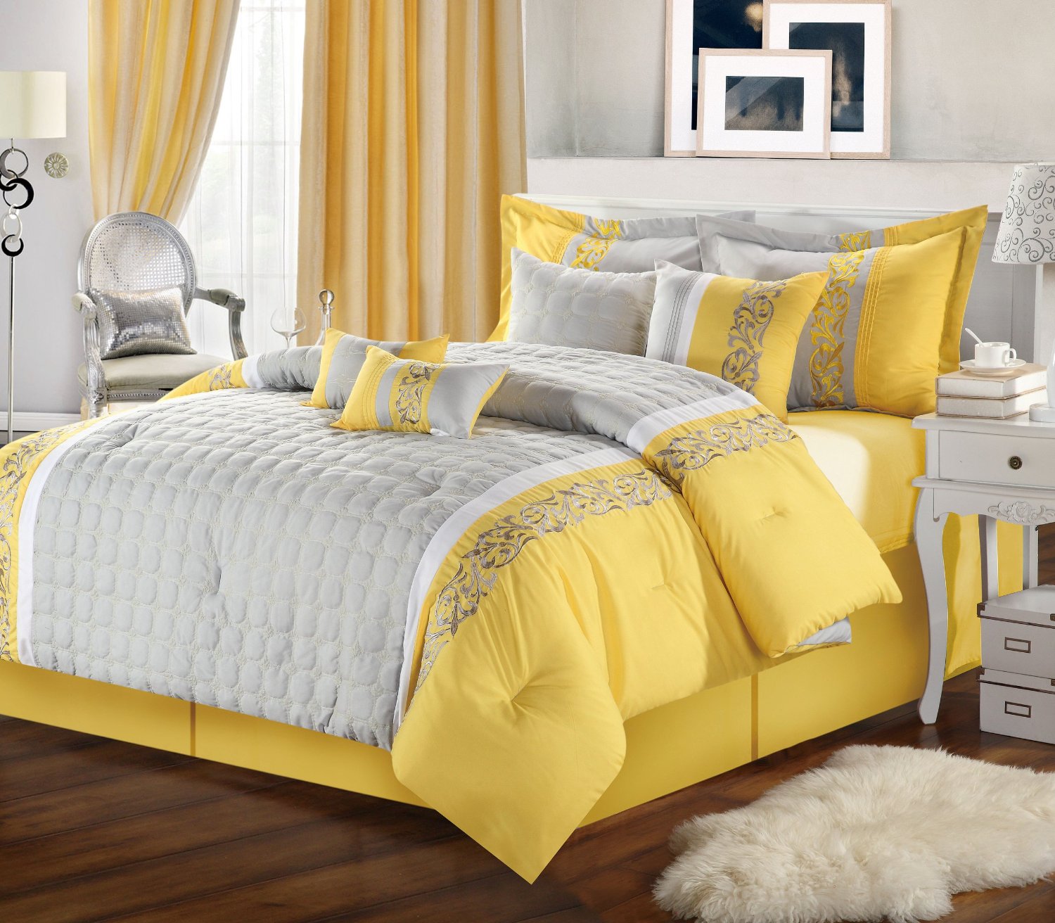 Коричневый пол в серо-желтой спальне