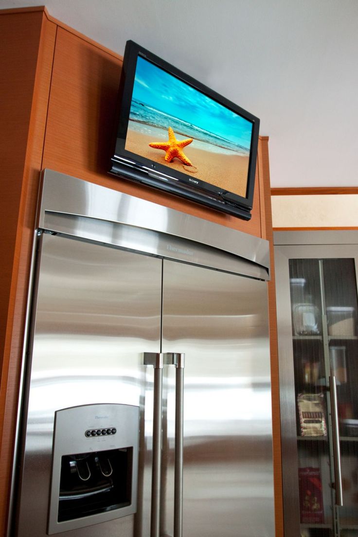 Потолочный телевизор на кухню