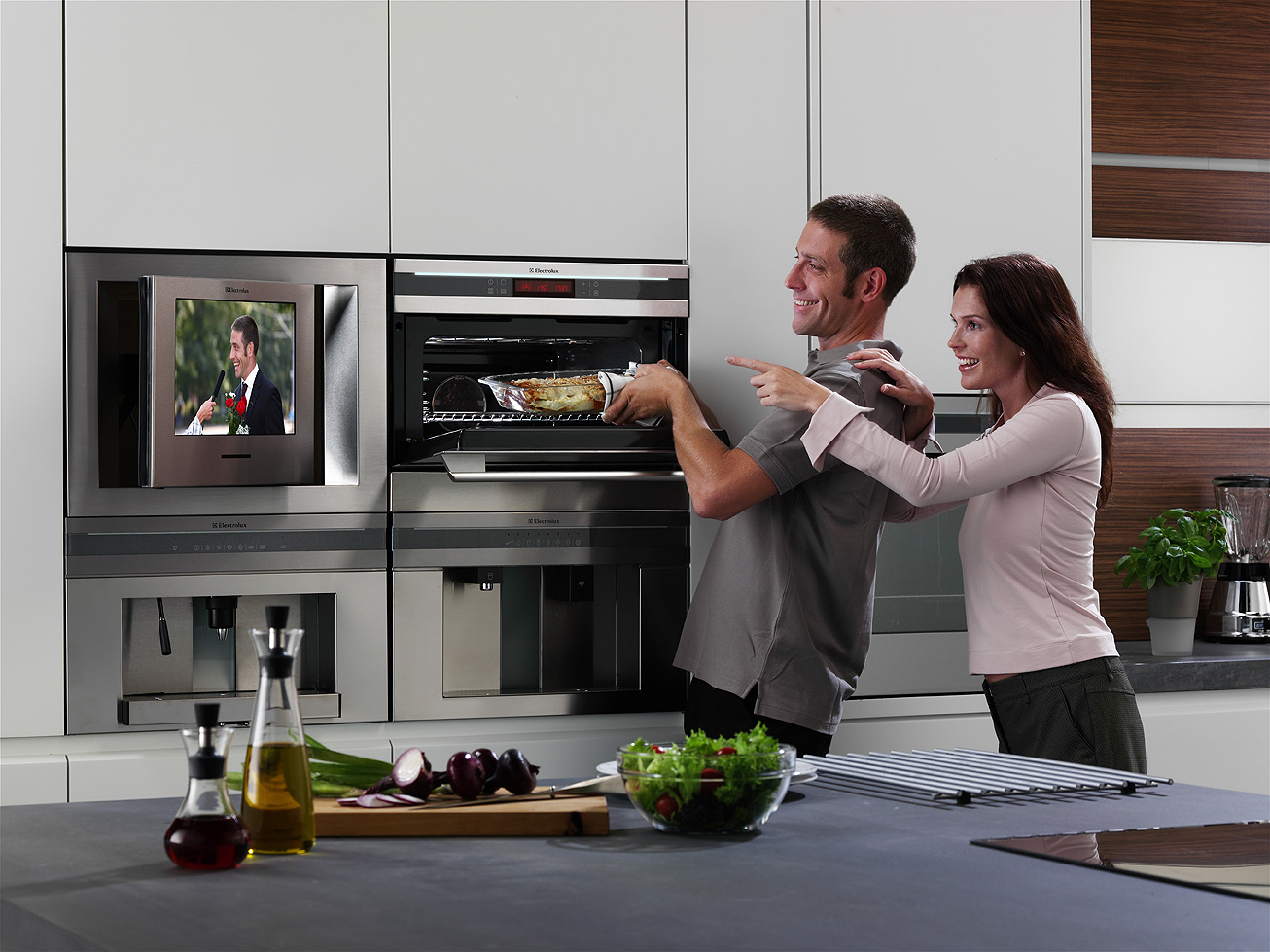 Телевизор в современной кухне