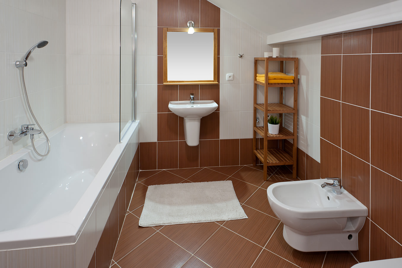 Мансардная коричнево-белая ванная комната