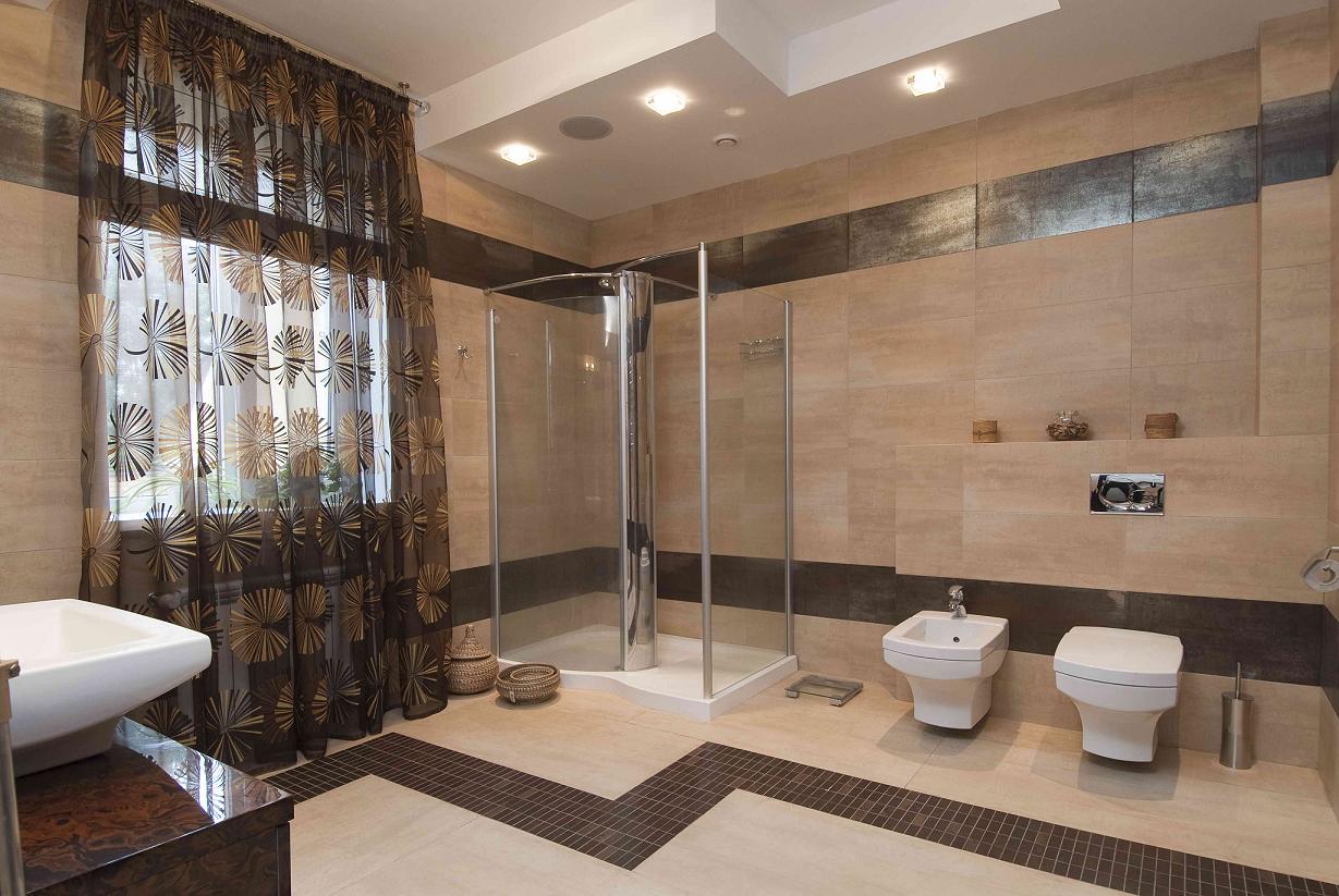 Большая коричнево-бежевая ванная комната