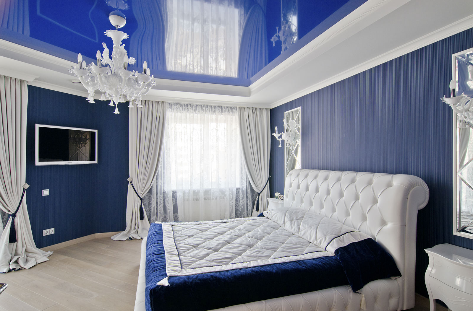 Синий глянцевый потолок в спальне