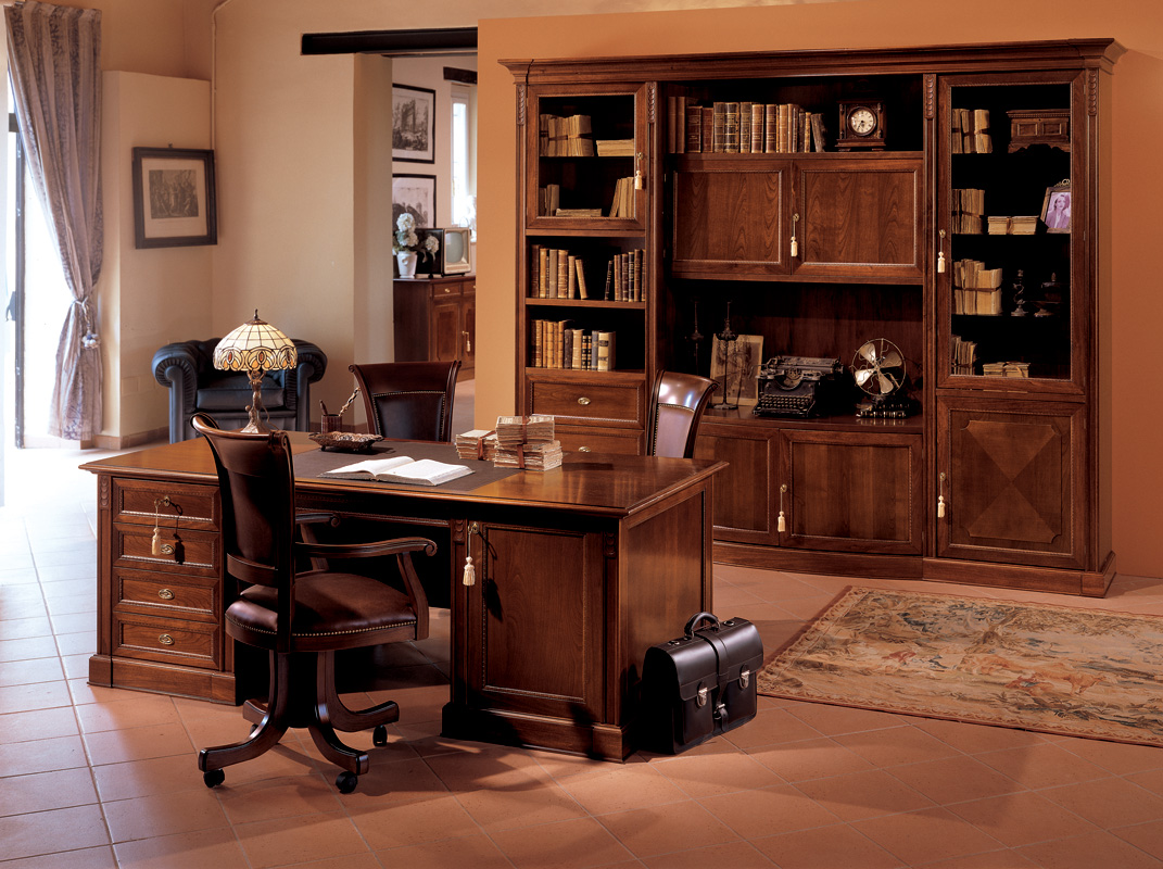 Лакированная мебель в кабинете директора