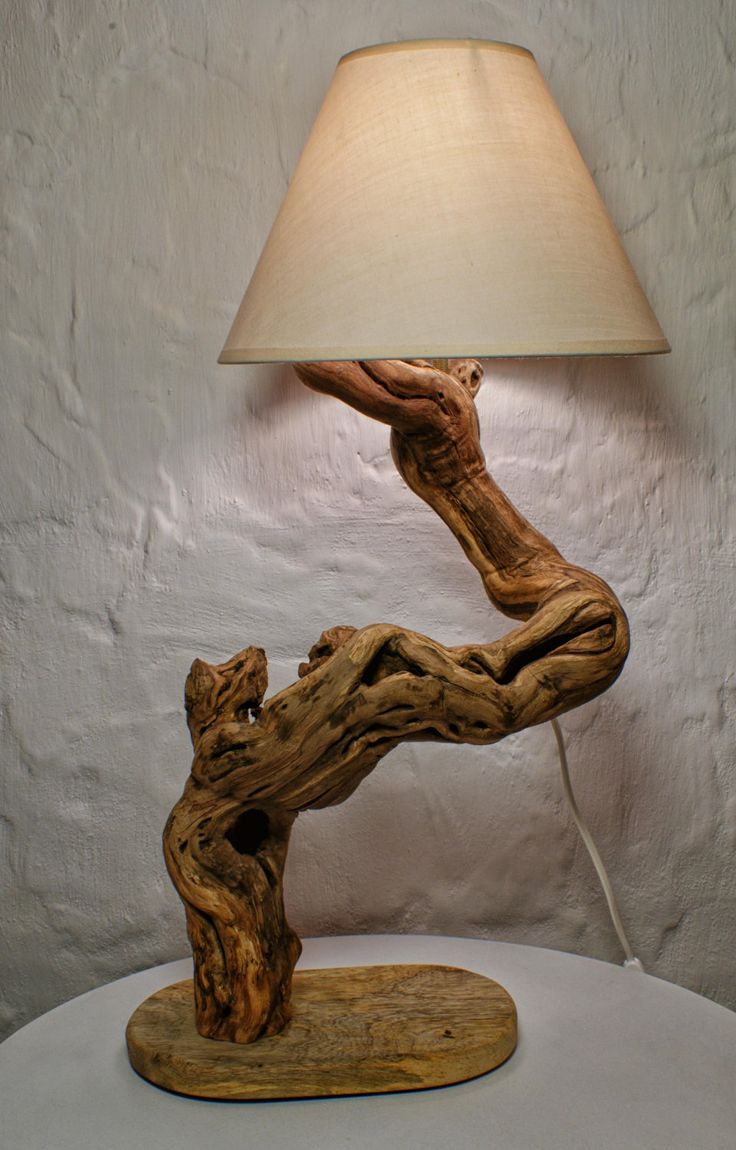 Лампа на деревянном основании