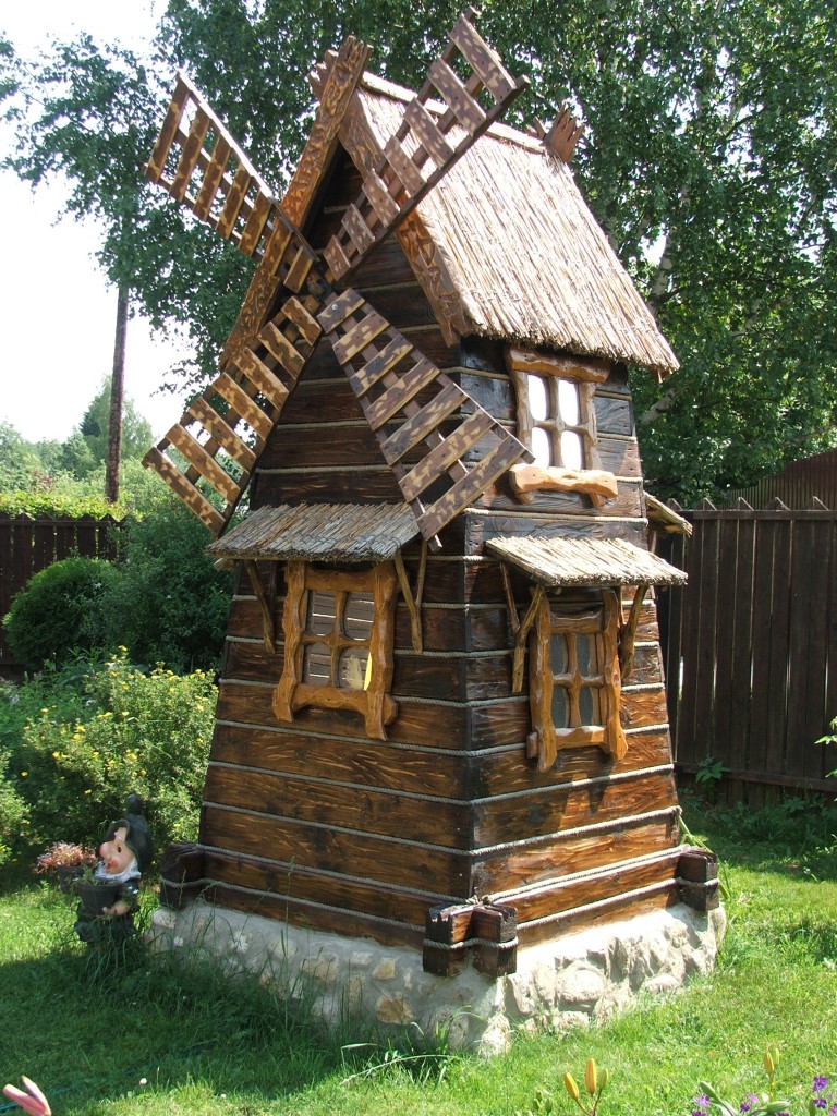 Деревянная мельница в саду
