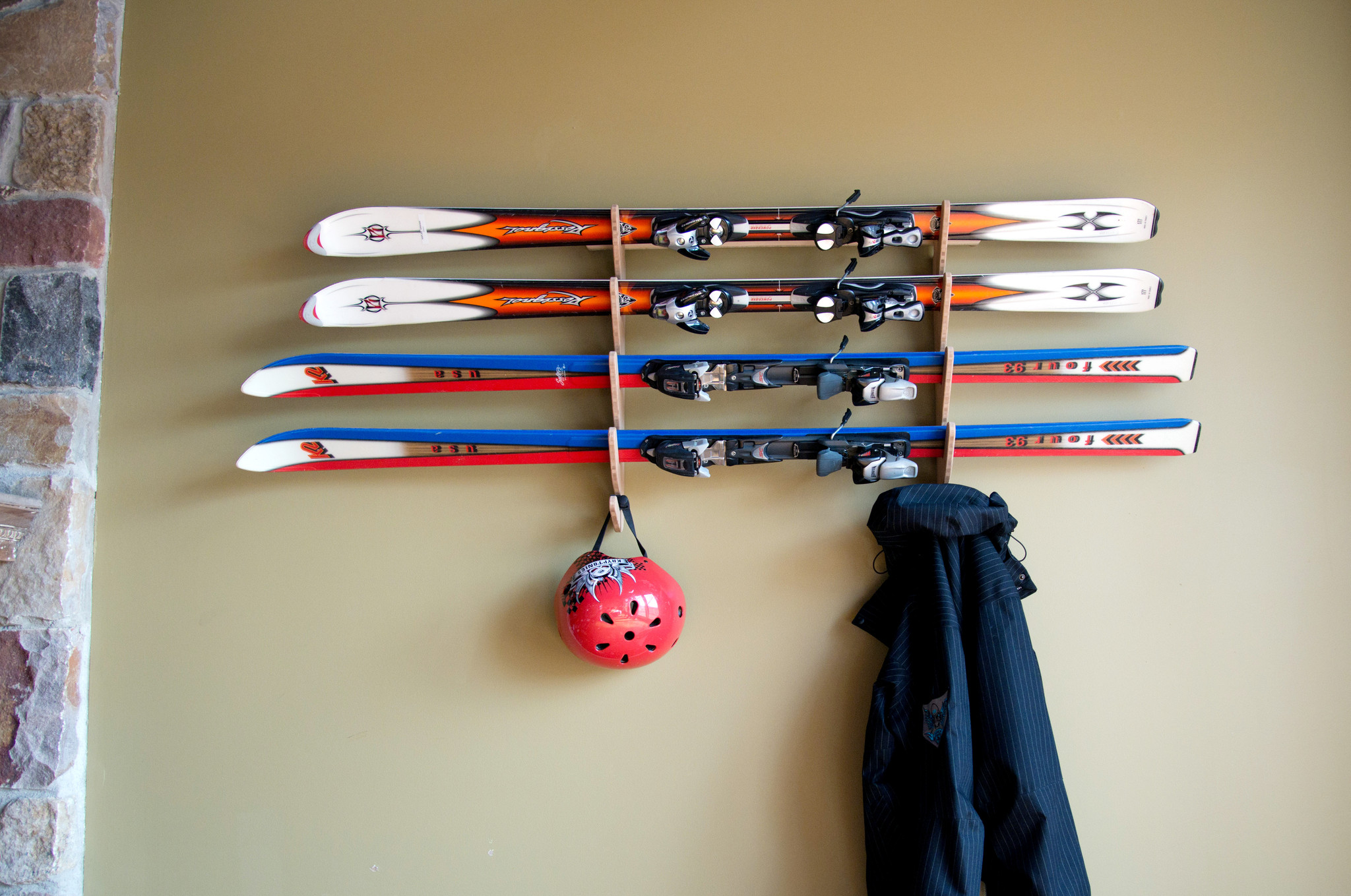 Деревянные кронштейны для хранения лыж