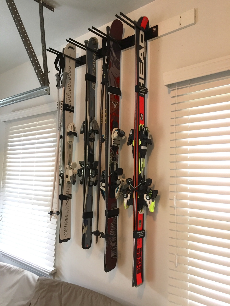 Хранение лыж дома